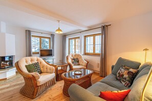 Living area - Traditional Swiss Chalet in Saas-Fee with 6 bedrooms fully renovated in 2023. (Saas-Fee)