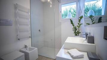 Doccia, asciugacapelli, bidet