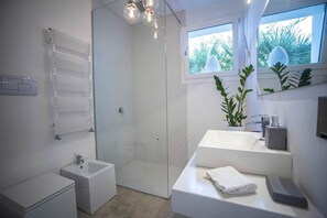 Shower, hair dryer, bidet - Villa Corallo with private pool - My Rental Homes (Terrasini)