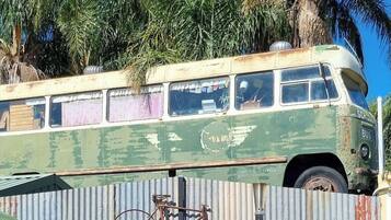 Dormitorio compartido, 1 habitación, patio, vista al jardín | Áreas de la propiedad