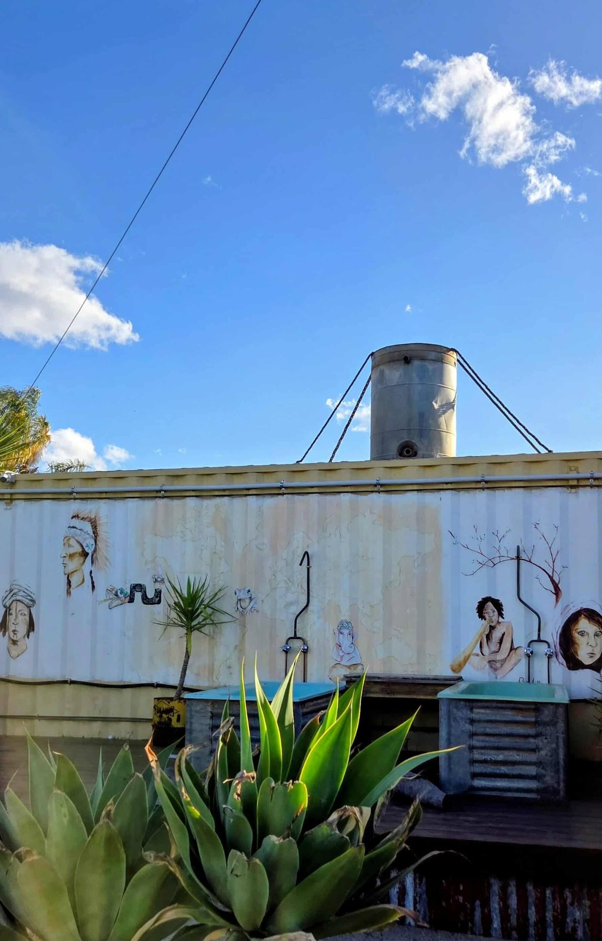 المنطقة المحيطة بالمنشأة