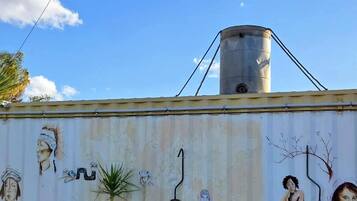 Dortoir PartagĂ©, 1 chambre, fumeurs, patio | Enceinte de lâhĂ©bergement