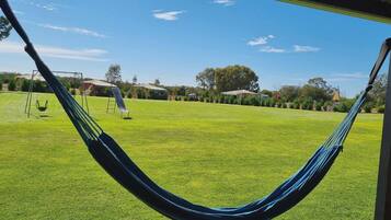 Phòng tập thể, 1 phòng ngủ, hút thuốc, sân hiên | Khuôn viên nơi lưu trú