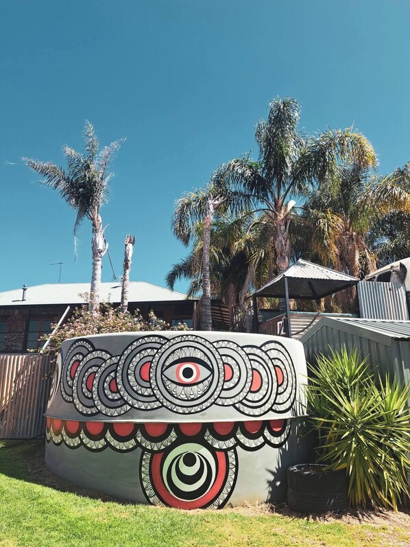 مكان نوم مشترك - غرفة نوم واحدة - برواق - منظر للحديقة | المنطقة المحيطة بالمنشأة