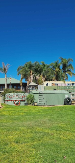 Dormitorio compartido, 1 habitación, patio, vista al jardín | Exterior