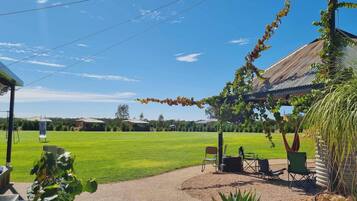 Phòng tập thể, 1 phòng ngủ, sân hiên, quang cảnh vườn | Hiên