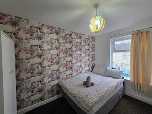 3 habitaciones, escritorio, tabla de planchar con plancha y wifi 