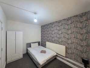 3 bedrooms, desk, iron/ironing board, WiFi