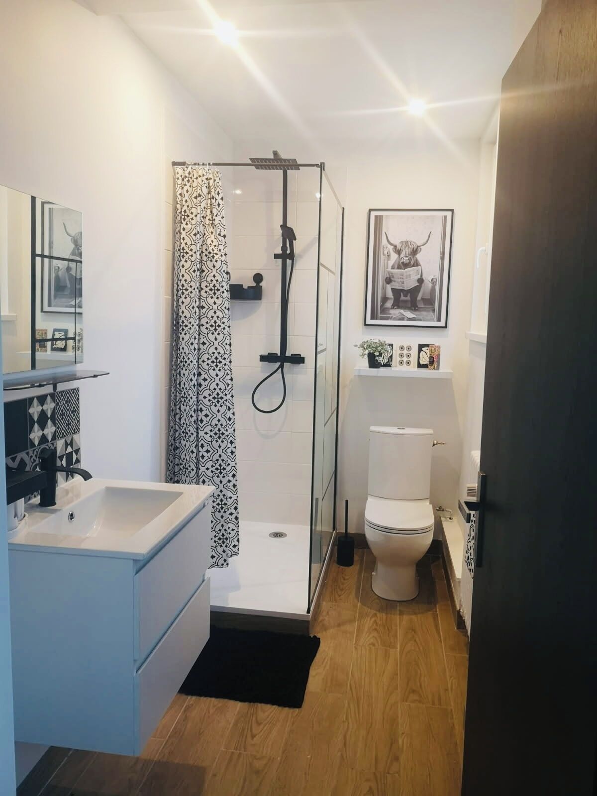 Een douche, handdoeken, toiletpapier