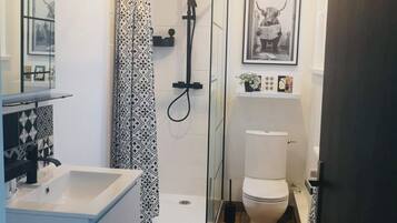 Een douche, handdoeken, toiletpapier