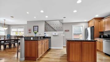 Geladeira, micro-ondas, fogão, cooktop