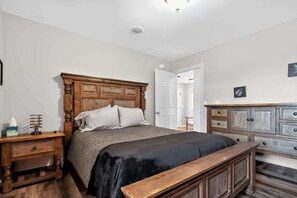 4 bedrooms, desk, iron/ironing board, WiFi