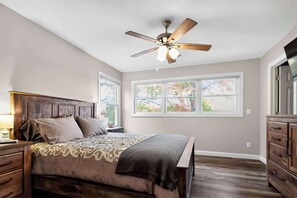 4 bedrooms, desk, iron/ironing board, WiFi