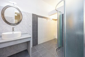 Apartamento, 1 habitación, vistas al mar | Baño | Ducha, secador de pelo, toallas y papel higiénico