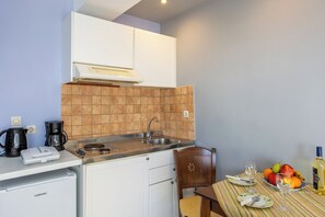 Estudio, vista al mar | Cocina privada | Frigobar y utensilios de cocina 