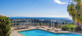 イオニアン バルコニー ホテル アパートメント