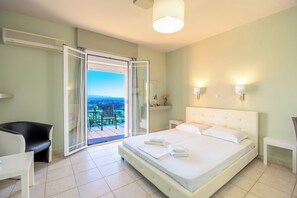 Estudio, vista al mar | Caja de seguridad en la habitación y tabla de planchar con plancha 