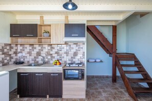 Apartamento, vistas al mar | Cocina privada | Frigorífico pequeño y utensilios de cocina