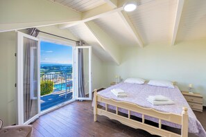 Apartamento, vistas al mar | Caja fuerte, tabla de planchar con plancha, wifi gratis