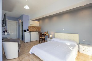 Estudio, vista al mar | Caja de seguridad en la habitación y tabla de planchar con plancha 