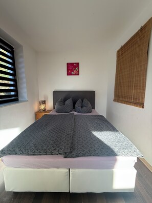 2 chambres, lit parapluie, draps fournis