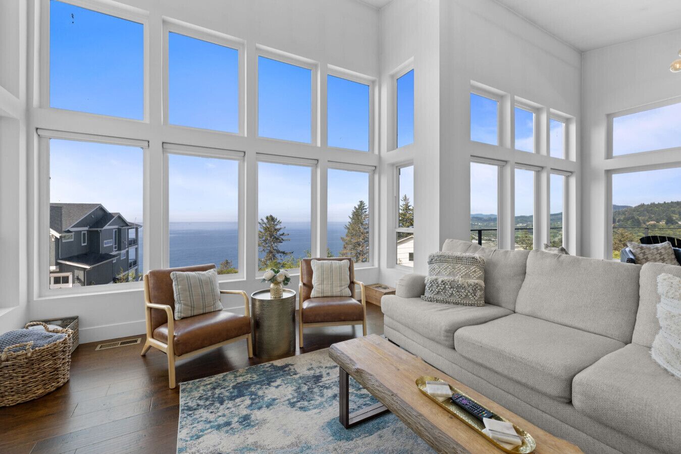 Una televisión, una chimenea