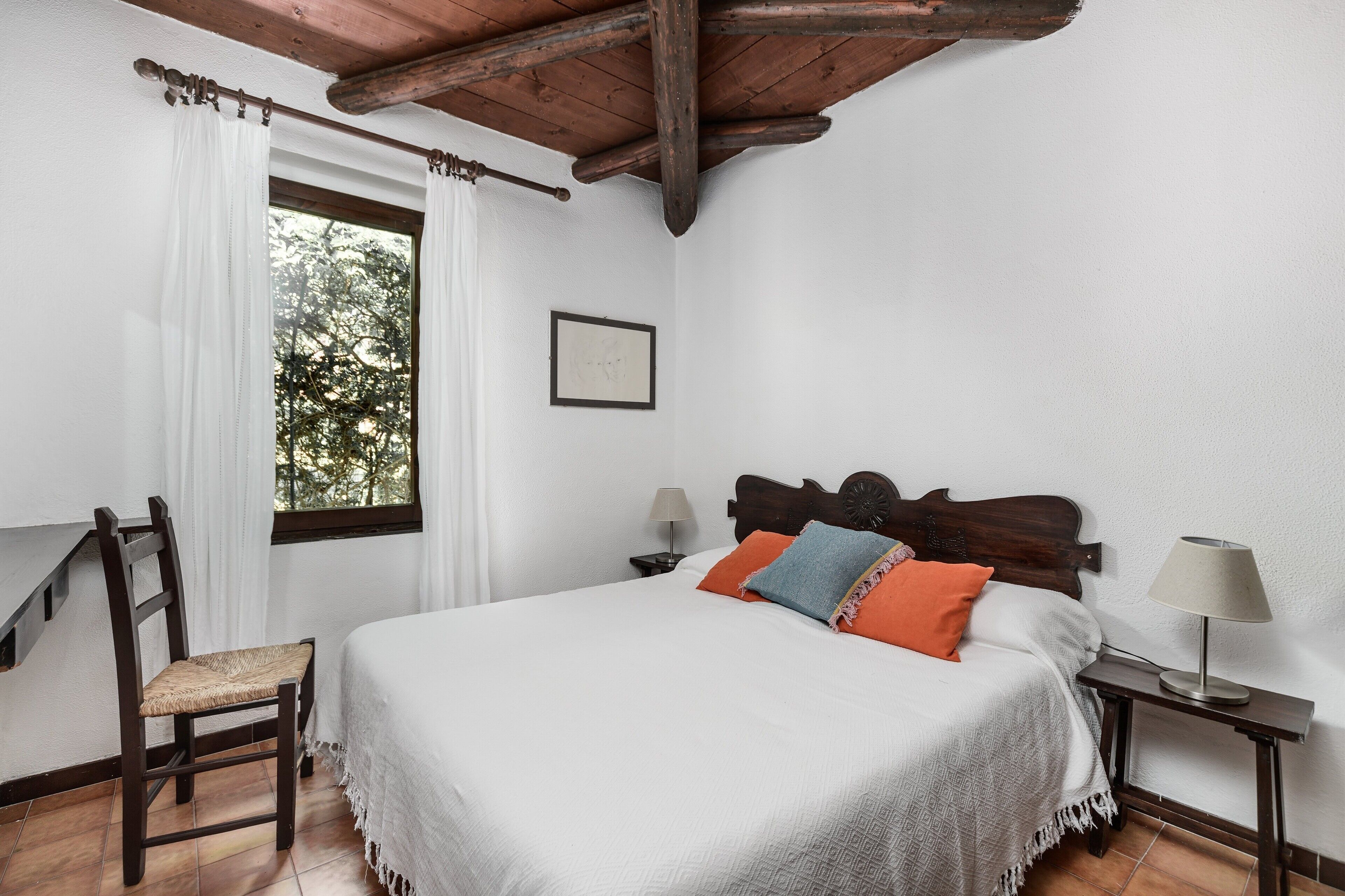 4 bedrooms, desk, WiFi, bed sheets