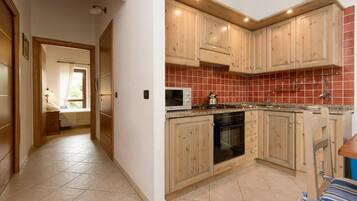 Kjøleskap, mikrobølgeovn og kokeplater