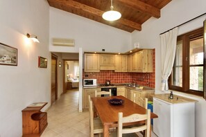 Fridge, microwave, stovetop - A 65 sq m apartment at ground floor, consisting of two connecting one bedrooms.It features a bright living room, two bedrooms (one double and one with two single beds) and two bathrooms.A splendid terrace with a view is also available.Equipped with:- Air (Alghero)