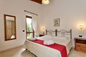 2 bedrooms, travel cot - A 65 sq m apartment at ground floor, consisting of two connecting one bedrooms.It features a bright living room, two bedrooms (one double and one with two single beds) and two bathrooms.A splendid terrace with a view is also available.Equipped with:- Air (Alghero)