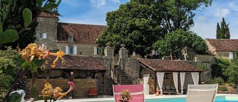 Utendørsbasseng, bassengparasoller og solsenger