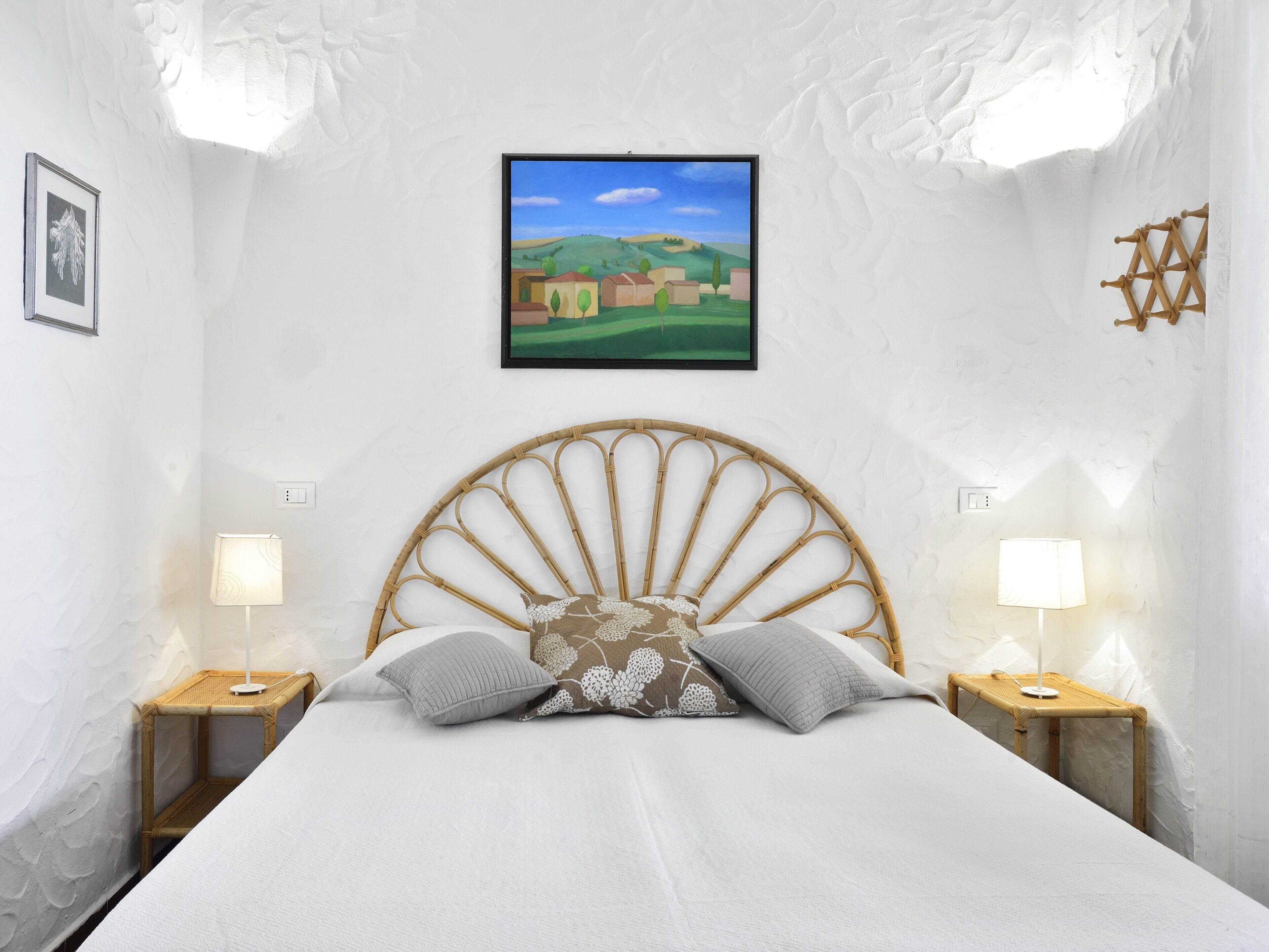 3 bedrooms, desk, WiFi, bed sheets