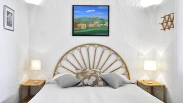 3 bedrooms, desk, WiFi, bed sheets