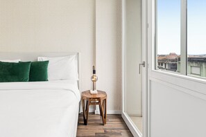 1 bedroom, iron/ironing board, Internet, bed sheets - Urban Retreat w/ Balcony | Bright & Central Porto (Porto)