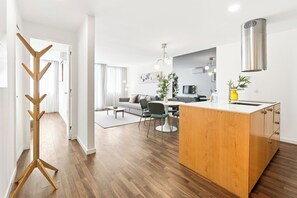 Living area - Urban Retreat w/ Balcony | Bright & Central Porto (Porto)