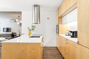 Private kitchen - Urban Retreat w/ Balcony | Bright & Central Porto (Porto)