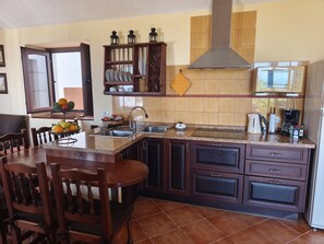 Kühlschrank, Mikrowelle, Wasserkocher mit Kaffee-/Teezubehör