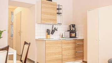 Basic-Apartment | Eigene Kochnische | Mini-Kühlschrank, Mikrowelle, Herdplatte, Kochgeschirr/Geschirr/Besteck