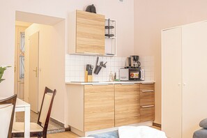 Apartemen Basic | Dapur kecil pribadi | Lemari es kecil, microwave, kompor, dan peralatan masak/sendok-piring