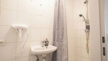 Perushuoneisto | Kylpyhuone | Suihku, hiustenkuivaaja, pyyhkeet, saippua