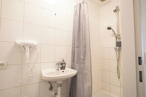 Basic-Apartment | Badezimmer | Dusche, Haartrockner, Handtücher, Seife