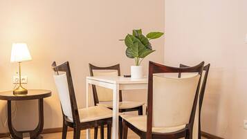 Departamento básico | Tabla de planchar con plancha y wifi gratis