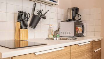 Apartemen Basic | Dapur kecil pribadi | Lemari es kecil, microwave, kompor, dan peralatan masak/sendok-piring