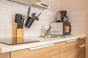 Apartemen Basic | Dapur kecil pribadi | Lemari es kecil, microwave, kompor, dan peralatan masak/sendok-piring