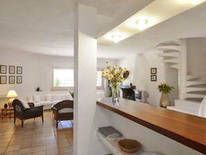Interior - Villa Mimosa: Private Villa with Panoramic Terrace near Pula (Pula)