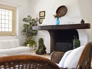 Interior - Villa Mimosa: Private Villa with Panoramic Terrace near Pula (Pula)
