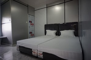 Family Suite | Free WiFi, bed sheets - OYO 94903 Akasia Guesthouse (Perbaugan)
