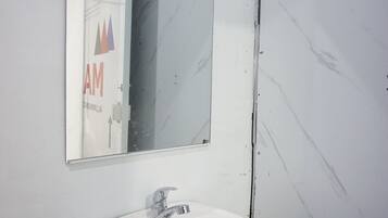 Deluxe Double Room | Bathroom | Shower, towels, soap, shampoo