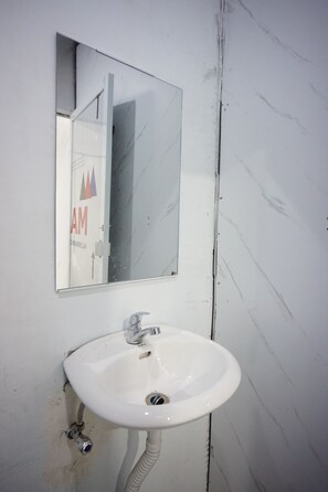 Kahden hengen deluxe-huone | Kylpyhuone | Suihku, pyyhkeet, saippua, sampoo