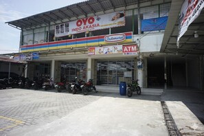 Front of property - OYO 94903 Akasia Guesthouse (Perbaugan)